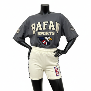 Conjunto de Camiseta y Pantalones Cortos de Algodón y Poliéster Gris para Mujer, con Cinta Lateral Bordada y Logotipo de Chenille, 100% Algodón - Product Image 1