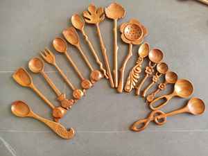 Cuillère en bois gravée avec un motif de croix celtique, cadeau de mariage personnalisé, cuillère artisanale avec une poignée en forme de fleur - Product Image 5