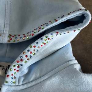 Sweat à capuche zippé pour homme en coton brossé French Terry, avec impression sérigraphique personnalisée, broderie graphique très lourde et strass - Product Image 3