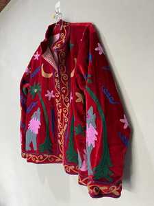 Veste en velours rouge faite main de qualité supérieure, brodée motif loup, style bohème Suzani floral, idéale pour les vacances, tenue de festival, manteau d'hiver - Product Image 4
