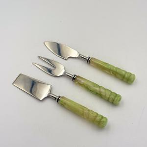 Achetez maintenant et découvrez tout : Ensemble d'outils pour couper et étaler le fromage en acier inoxydable avec manche rond épais en résine, vaisselle incluse. - Product Image 3