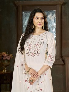 Conjunto Tradicional de Kurti, Pantalón y Dupatta de Algodón con Bordado para Mujer, Ropa Casual para Todas las Temporadas, Estilo India-Pakistán - Product Image 3
