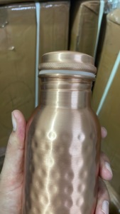 OTSAK Bouteille d'eau portable en cuivre martelé de qualité supérieure avec couvercles multi-usages pour le bien-être à domicile et une hydratation saine quotidienne - Product Image 2