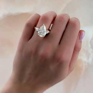 Bagues de fiançailles à trois pierres en or massif 14 carats, diamant de laboratoire taille poire 4 carats au total, serti à griffes, 2,4 mm, solitaire, bijoux de mariée classiques et modernes - Product Image 6