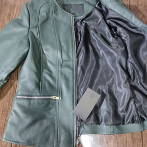 แจ็คเก็ตหนังแท้สไตล์วาร์ซิตี้สำหรับผู้หญิง รุ่นกันลม อุ่น ระบายอากาศได้ดี แฟชั่นฤดูหนาวลำลอง ขายส่ง หนังแท้ ผ้าซาติน - Product Image 5