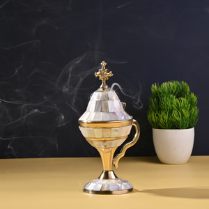 Brûleur d'encens religieux en laiton, décoration d'intérieur traditionnelle et écologique avec finition antique pour la méditation et la prière - Product Image 1