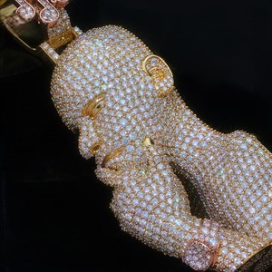 Colgante de Moissanita Redonda Brillante con Microincrustaciones en Tono Dorado, Joyería Unisex de Regalo, Diseño Personalizado - Product Image 1