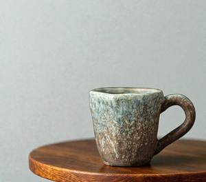 Taza grande de cerámica hecha a mano con boca ancha y asa gruesa, ideal para servir café de la mañana, sopas o avena. Por UO - Product Image 3