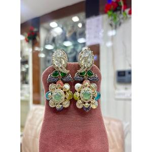 Pendientes Elegantes de Latón Dorado de Alta Calidad con Circonitas Brillantes, Estilo Fusion, para Mujer, Ideales para Fiestas y Eventos Nocturnos - Product Image 1