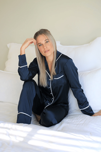 Ensemble de pyjama décontracté d'été en satin bleu marine pour femme, manches courtes, coupe classique, 2 pièces, col rabattu, short avec bordure blanche, vêtements de nuit - Product Image 2