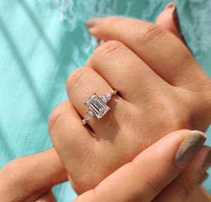 Anillo de compromiso con cinco piedras en forma de esmeralda de 1.00-5.00 quilates certificado por IGI para mujer, oro de 10K/14K/18K /PT950 /S925 - Product Image 1