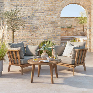 Ensemble de chaises longues Bora avec structure en teck courbé et coussins moelleux confortables, finition naturelle, pour usage extérieur. - Product Image 1