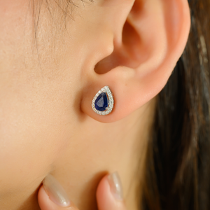 Boucles d'oreilles clous halo en or blanc 18 carats véritable, saphir bleu et diamant, forme poire, bijoux minimalistes simples, fournisseur de bijoux haut de gamme les plus vendus - Product Image 2
