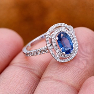 Anillo de Oro Blanco de 18k con Zafiro Azul Ovalado Natural y Doble Halo de Diamantes, Joyas Memoria, Venta al Por Mayor - Product Image 3