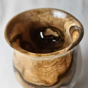 Vase décoratif en bois abordable pour les centres de table, la décoration de chambre et la conception d'intérieur contemporaine - Product Image 1