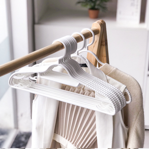 Cintres en plastique PP noir SB TECH, très populaires et vendus en grande quantité, installation par crochet, finition brillante, écologiques, modernes, pour vêtements - Product Image 1