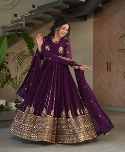 Robe de mariée ethnique pour femme, brodée de sequins Zari violets, style Salwar Kameez Dupatta, Inde Pakistan, en matériaux recyclés, entièrement faite à la main - Product Image 1