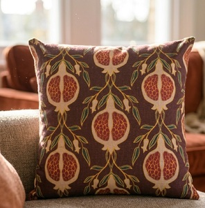 Taie d'oreiller traditionnelle de style William Morris à motif botanique, avec des motifs de fruits et de feuillage ornés, livraison rapide 18X18 - Product Image 1