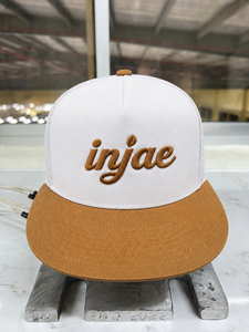Casquette de golf blanche à visière plate, logo personnalisé brodé en 3D, maille respirante, réglable avec fermeture snapback - Product Image 1