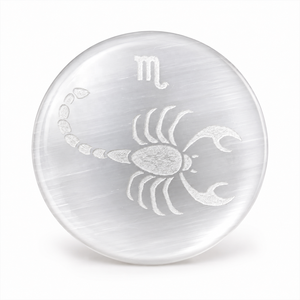 Venta al por mayor de placas redondas de selenita de 8-10 cm con grabado del signo zodiacal Escorpio. Compre placas de selenita en Muntaha Agate Semi Precious Stone Crafts. - Product Image 1