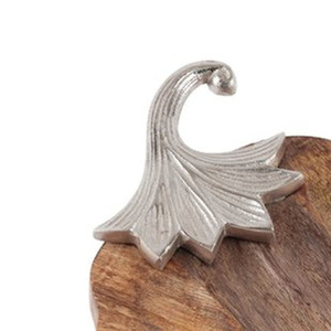 Plateau de service en bois charmant en forme de citrouille, avec grain de bois naturel et une poignée en argent ornée pour servir les aliments - Product Image 2