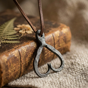 Collar con colgante de metal forjado en forma de corazón con correa de cuero, colgante moderno y tallas disponibles a precios de mercado - Product Image 1