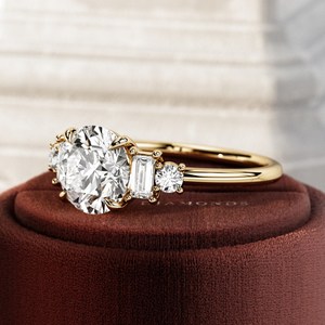 Bague de fiançailles élégante avec cinq pierres de diamant de laboratoire rondes brillantes de 2 carats, certifiées IGI E VS1, diamants CVD, or 14k/18k - Product Image 6