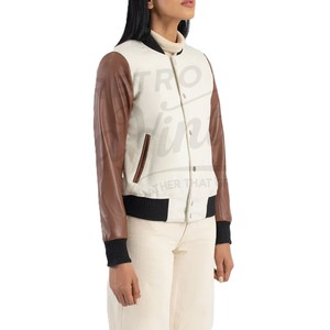 Chaqueta Varsity para Mujer, Cuerpo de Lana Blanca con Mangas de Cuero Genuino Marrón, Corte Ajustado, Estilo Clásico Premium, Casual, Universitaria - Product Image 1