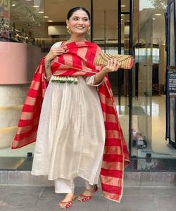 Ensemble haut, bas et dupatta de luxe en coton fantaisie avec broderie à motifs, pour festivals et soirées, prix de gros, vêtement ethnique rouge - Product Image 4