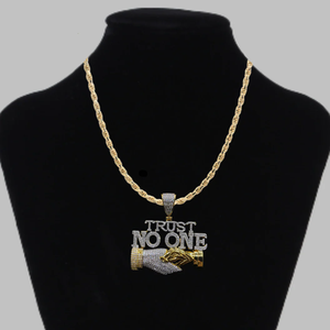 Colgante de Moissanita 'Trust No One' en Plata 925, Estilo Hiphop, Unisex, para Uso Diario, Corte Brillante Redondo, Microincrustaciones en Forma de Letra - Product Image 3