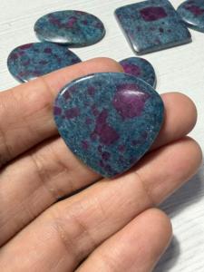 Cabochon ovale en rubis kyanite naturel bleu avec taches rouges, poli, pour la fabrication de bijoux (vente en gros) - Product Image 2