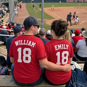 Camiseta de Softbol Personalizada con Dos Botones - Camiseta de Béisbol con Nombre, Número y Logotipo, Uniforme de Equipo para Hombres, Mujeres, Jóvenes y Niños - Product Image 4