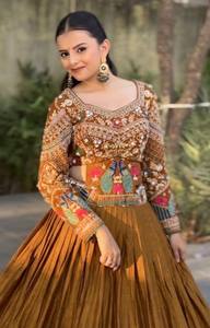 Traje LAHENGA CHOLI de CHINON con bordado de hilo de lentejuelas, diseños VISHNU K, traje tradicional de fiesta hasta el suelo - Product Image 4