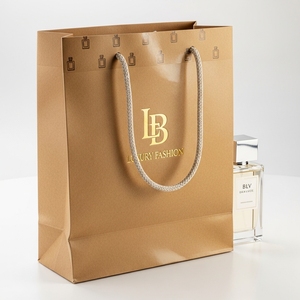 ถุงกระดาษทรงสี่เหลี่ยมสำหรับบรรจุภัณฑ์น้ำหอมแบบหรูหรา เป็นมิตรกับสิ่งแวดล้อม ย่อยสลายได้ รีไซเคิลได้  พร้อมเคลือบลามิเนต พิมพ์โลโก้ได้ตามต้องการ ระดับพรีเมียม - Product Image 6