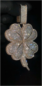 Colgante personalizado de hip hop con diseño de trébol, chapado en oro de 18k sobre plata 925, con incrustaciones de moissanita VVS que pasa la prueba del diamante. - Product Image 2