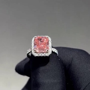 แหวนเพชรทรงรัศมีสีชมพูแฟนซีคุณภาพพรีเมียม เพชรเลี้ยงในห้องปฏิบัติการ พร้อมใบรับรอง IGI และความใสระดับ VVS สำหรับผู้หญิง เหมาะสำหรับงานหมั้นและงานแต่งงาน - Product Image 4