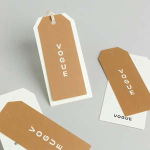 Étiquettes volantes et cartes de visite de luxe personnalisées OEM 2026 de haute qualité en papier avec impression UV et finition gaufrée pour vêtements - Product Image 3