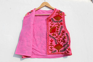 Chaleco Bordado Suzani de Terciopelo Hecho a Mano, Chaleco Boho Hecho a Mano, Chaqueta Floral Vintage para Mujer - Product Image 6