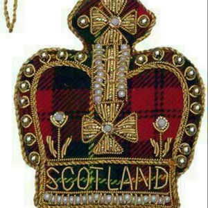 Ornement de Noël en forme de couronne écossaise, décoration festive pour arbre, ornement suspendu carré fait main avec couleurs vives - Product Image 1