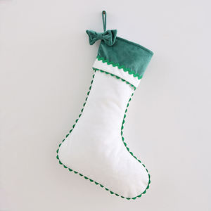 Chaussette de Noël blanche avec bordure en velours vert et nœud, décoration en coton doux, 47 cm - Product Image 1