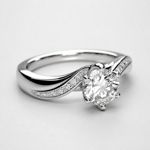 Anillo de compromiso de plata 925 de alta calidad con diamante redondo, engaste de puntas y banda pavé para mujer - Product Image 5