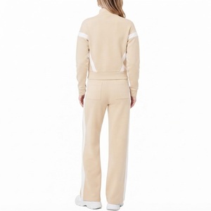 Ensemble survêtement femme avec veste zippée et pantalon large, rayures contrastées ivoire et nude, poches, matière douce et neutre - Product Image 2