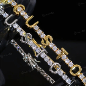 Bracelet tennis personnalisé IKYRAA JEWELS plaqué or avec moissanite taille ronde et breloque lettre T, style hip-hop rock unisexe - Product Image 3