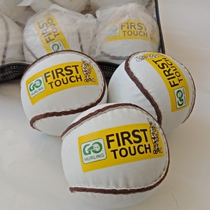 Balles de hurling en cuir véritable Balles officielles de squash de taille et de poids GAA en tailles 4 et 5 faites à la main au Pakistan - Product Image 5