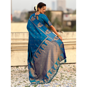 Sari Tradicional de Seda Suave Azul con Bordado Zari, Elegante Vestido de Novia - Product Image 4