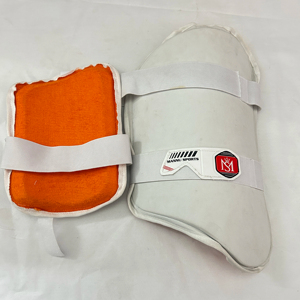 Mannu Sports Ramfry Thai Pad: Protectores Tailandeses Personalizados de Fábrica para Jugadores de Cricket, Precios Competitivos, Mannu Sports - Product Image 1
