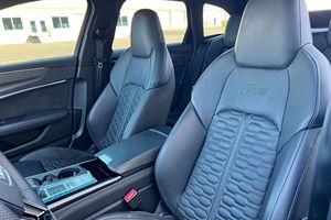 Vista frontal del SUV deportivo R S 6 Avaant 2021 en color púrpura metalizado - Product Image 3