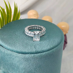 Anillo de diamantes de corte esmeralda premium con piedras laterales en oro blanco que ofrece un brillo brillante y una apariencia sofisticada. - Product Image 1