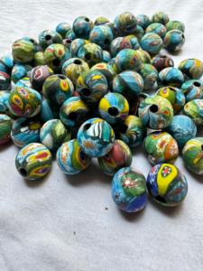 Perles de verre Krobo africaines en gros |   Perles en verre recyclé faites à la main |   Perles colorées en tube et perles rondes en boîte pour la création de bijoux - Product Image 4