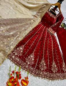 Robe élégante en soie ethnique avec manches longues et broderies riches - Product Image 1